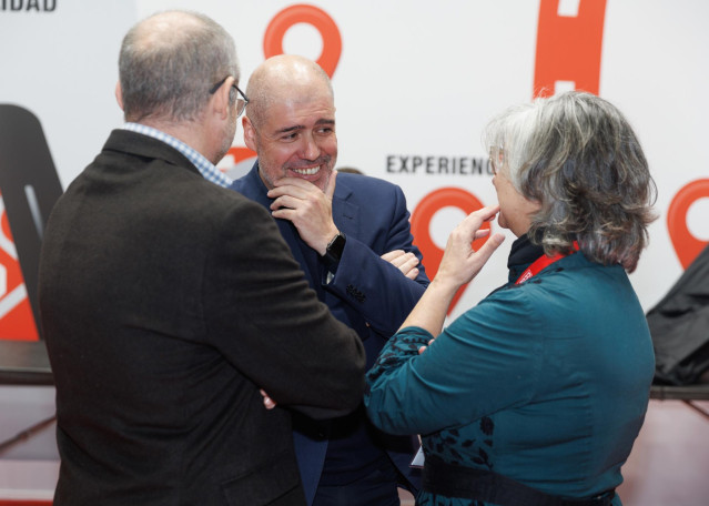 (I-D) El secretario general de CCOO Servicios, José María Martinez; el secretario general de CCOO, Unai Sordo, y la secretaria general de CCOO de Madrid, Paloma López, conversan en la inauguración del estand de CCOO de la Feria Internacional del Turismo,