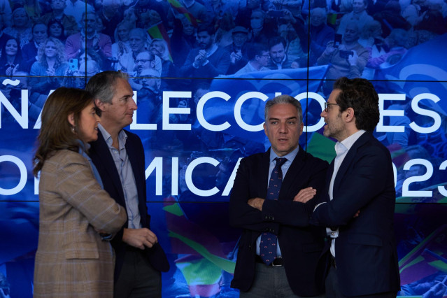El presidente del PP nacional, Alberto Núñez Feijóo, llega junto a la secretaria general del PP, Cuca Gamarra, a la reunión del Equipo de Campaña para las próximas Elecciones Municipales y Autonómicas del 28 de mayo, en la sede del PP, a 12 de enero de 20
