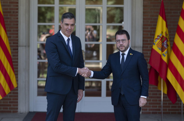Archivo - El presidente del Gobierno, Pedro Sánchez (i), y el de la Generalitat, Pere Aragonés, a su llegada a una reunión, en La Moncloa, a 15 de julio de 2022