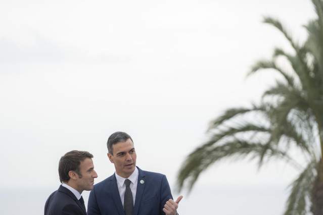 Archivo - El presidente del Gobierno de España, Pedro Sánchez (d), recibe al presidente de Francia, Emmanuel Macron, en la Cumbre EU-MED9, en la Ciudad de la Luz, a 9 de diciembre de 2022, en Alicante, Comunidad de Valencia, (España).