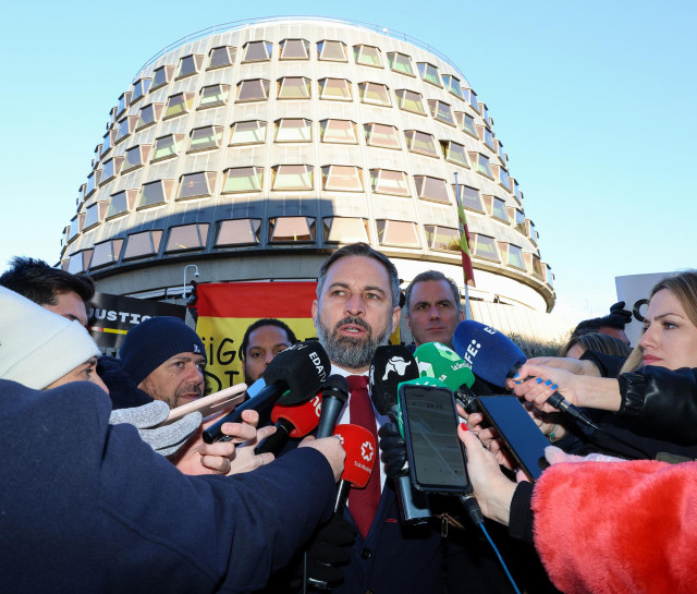 El presidente de VOX, Santiago Abascal, atiende a los medios antes de presentar el recurso de inconstitucionalidad