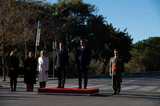 (I-D) La presidenta de la Diputación de Barcelona, Núria Marín; la alcaldesa de Barcelona, Ada Colau; la delegada del Gobierno en Catalunya, Maria Eugènia Gay; el presidente de Francia, Emmanuel Macron y el presidente del Gobierno, Pedro Sánchez, durante
