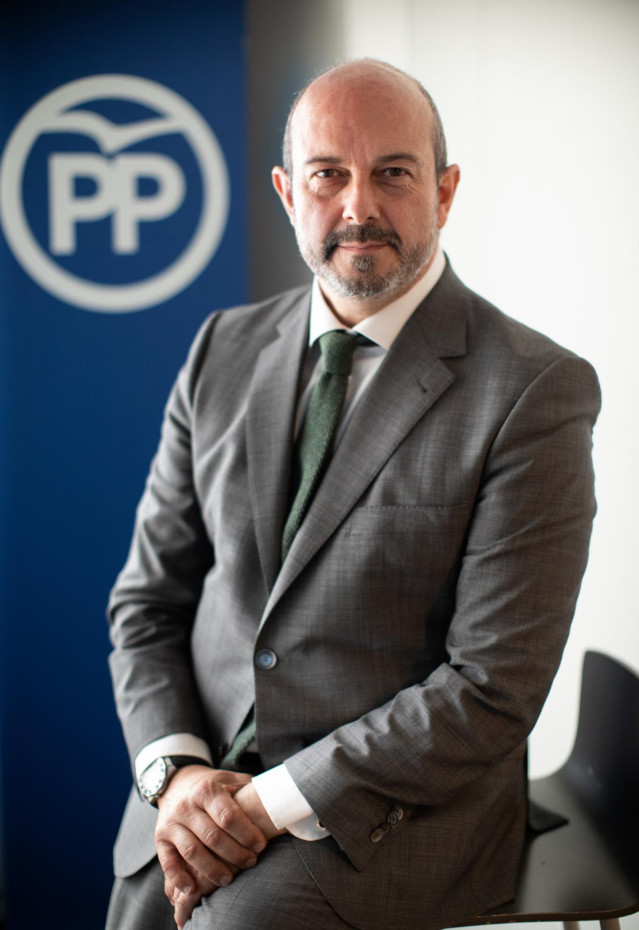 Archivo - El vicesecretario de Coordinación Autonómica y Local del PP, Pedro Rollán, y número 2 del Senado por Madrid, Pedro Rollán, posan durante una entrevista de Europa Press, en la sede del Partido Popular de la calle Génova, a 13 de abril de 2022, en
