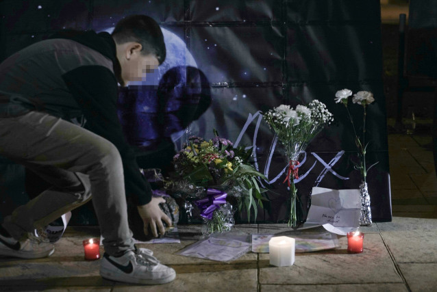 Archivo - Un niño coloca flores en el homenaje a Álex en el primer aniversario de su muerte