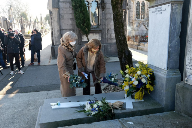 Archivo - La presidenta de la fundación y viuda de Gregorio Ordóñez, Ana Iríbar (1i), y la presidenta de COVITE, Consuelo Ordóñez (1d), colocan flores en la tumba de Gregorio Ordóñez durante el responso en su memoria, en el 27º aniversario de su asesinato