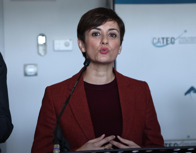 La ministra de Política Territorial y portavoz del Gobierno, Isabel Rodríguez, atiende a los medios en La Rinconada (Sevilla) durante una visita a la empresa Fada Catec.