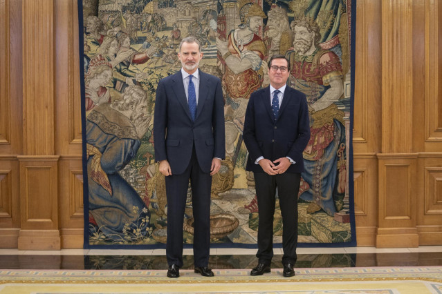 El Rey Felipe VI (i) y el presidente de la CEOE, Antonio Garamendi (d), posan en el Palacio de la Zarzuela, a 19 de enero de 2023, en Madrid (España).