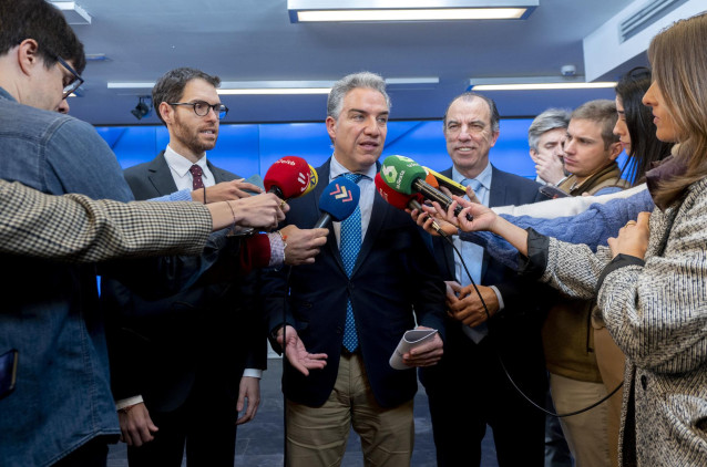El coordinador general del Partido Popular (PP), Elías Bendodo, atiende a los medios de comunicación tras su reunión con los diputados Sergio Sayas y Carlos Adanero, en la sede del partido, a 19 de enero de 2023, en Madrid (España). El Partido Popular alc