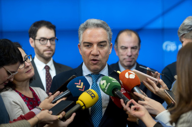 El coordinador general del Partido Popular (PP), Elías Bendodo, atiende a los medios de comunicación tras su reunión con los diputados Sergio Sayas y Carlos Adanero, en la sede del partido, a 19 de enero de 2023, en Madrid (España). El Partido Popular alc