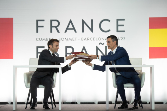 El presidente de Francia, Emmanuel Macron (i) y el presidente del Gobierno, Pedro Sánchez (d), durante la firma de un Tratado de Amistad entre sus respectivos países, durante la XXVII Cumbre Hispano-Francesa, en el Museo Nacional de Arte de Cataluña (MNAC