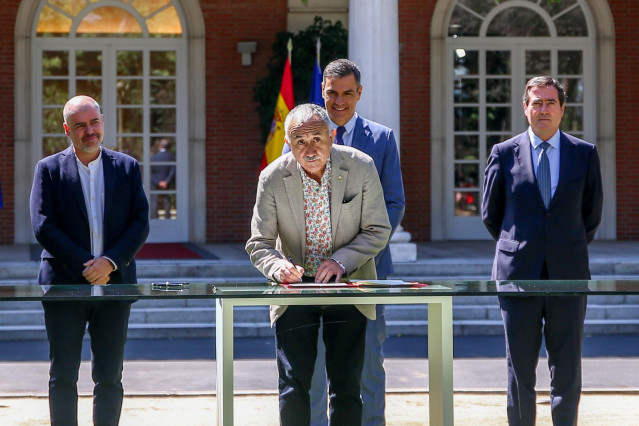Archivo - El secretario general de UGT, Pepe Álvarez,  el secretario general de CCOO, Unai Sordo, el presidente del Gobierno, Pedro Sánchez, y el presidente de la CEOE, Antonio Garamendi, en una imagen de archivo.