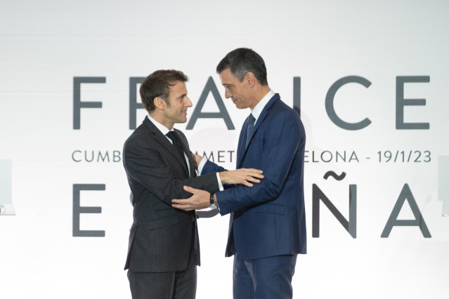El presidente de Francia, Emmanuel Macron (i) y el presidente del Gobierno, Pedro Sánchez (d), se abrazan tras la firma de un Tratado de Amistad entre sus respectivos países, durante la XXVII Cumbre Hispano-Francesa