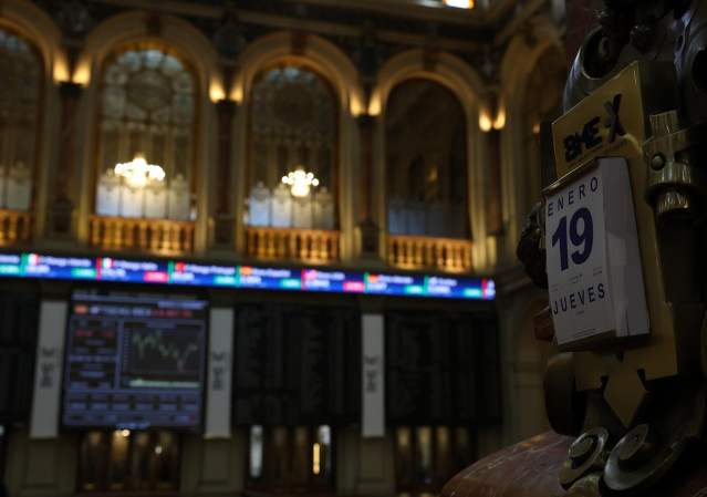 Un calendario a día 19 de enero en el Palacio de la Bolsa, a 19 de enero de 2023, en Madrid (España). El Ibex 35 cotizaba en la media sesión con una caída del 1,44% y todos sus valores en rojo, lo que le llevaba a situarse en los 8.804,8 enteros, en una j