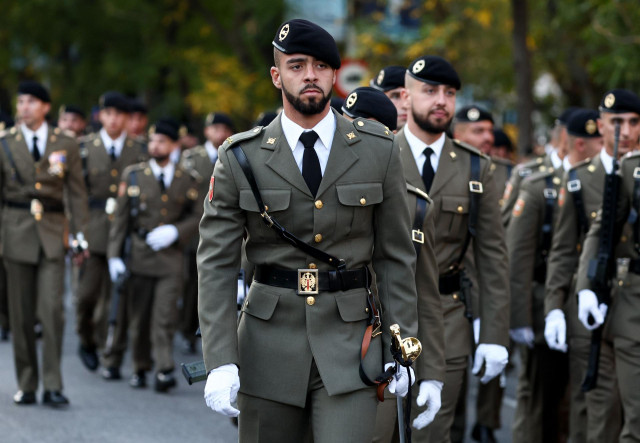 Archivo - Miembro del Ejército de Tierra en el desfile del 12 de octubre