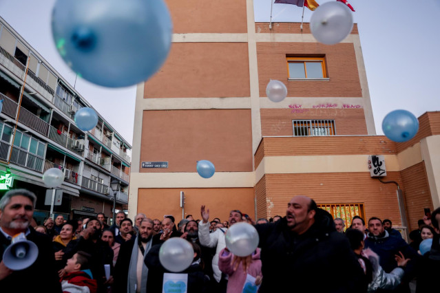 Familiares y amigos durante una manifestación con el objeto de reivindicar un ‘trato digno’ a la familia de los dos menores de Carabanchel desaparecidos el pasado noviembre