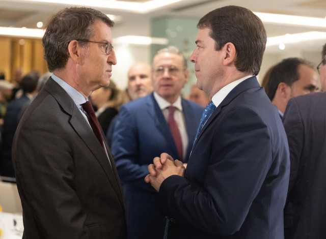 Archivo - El presidente del PP, Alberto Núñez Feijóo (i) y el presidente de la Junta de Castilla y León, Alfonso Fernández Mañueco (d), durante un desayuno informativo de Europa Press en el Hotel Hyatt Regency Hesperia, a 22 de noviembre de 2022, en Madri
