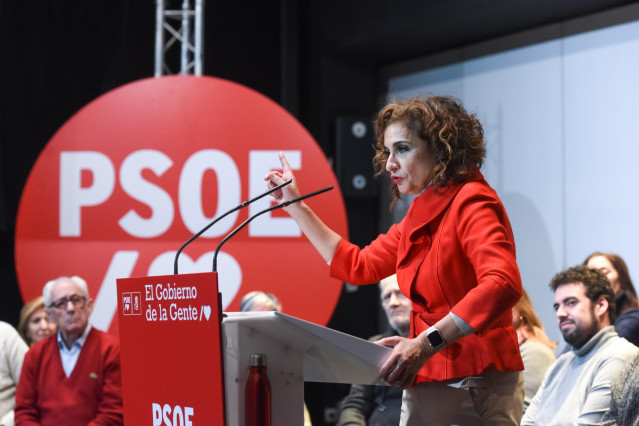 La vicesecretaria general del PSOE y ministra de Hacienda y Función Pública, María Jesús Montero,  durante el acto de presentación de la candidata a la Alcaldía de Alcorcón, Candelaria Testa, en el Centro Cívico los Pinos de Alcorcón, a 19 de enero de 202