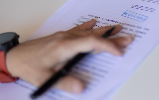 Archivo - Una escritura de compraventa de una vivienda