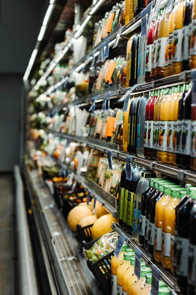 Archivo - Productos en un lineal de supermercado