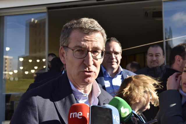 El presidente del Partido Popular, Alberto Núñez Feijóo, atiende a los medios tras un encuentro con el sector sanitario.