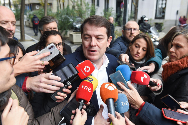 Archivo - El presidente de la Junta de Castilla y León, Alfonso Fernández Mañueco, ofrece declaraciones a los medios a su llegada a la reunión de la Junta Directiva Nacional del PP, en la sede nacional del PP, a 19 de diciembre de 2022, en Madrid (España)