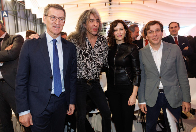 (I-D) El líder del PP, Alberto Núñez Feijóo; el cantante Mario Vaquerizo; la presidenta de la Comunidad de Madrid, Isabel Díaz Ayuso, y el alcalde de Madrid, José Luis Martínez-Almeida, posan a su llegada al acto de celebración del Día de Madrid de la ter