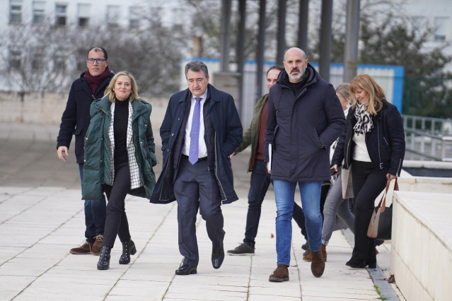 (I-D) La alcaldesa de Baracaldo, Amaia del Campo, el portavoz del PNV en el Congreso, Aitor Esteban, y el candidato a las juntas generales y ex alcalde de Sestao Josu Berbara se reúnen de cara a las elecciones municipales de 2023 en Barakaldo.