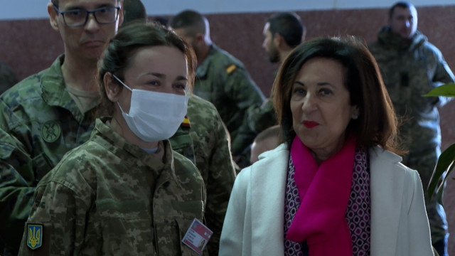Visita de la ministra de Defensa, Margarita Robles, a los militares ucranianos que participan en el II curso de instrucción básica en la Academia de Infantería de Toledo.
