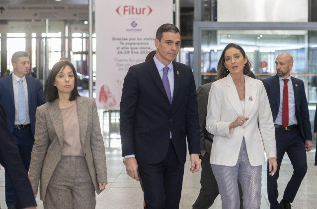 La delegada del Gobierno en Madrid, Mercedes González; el presidente del Gobierno, Pedro Sánchez, y la ministra de Industria, Comercio y Turismo, Reyes Maroto, a su llegada a Fitur 2023.