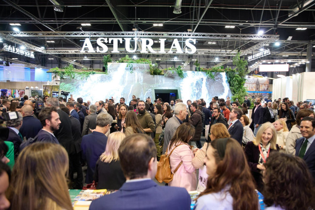El presidente de la Junta de Castilla y León, Alfonso Fernández Mañueco (c), en el momento en que el presidente del Gobierno pasa por su estand en la tercera jornada de la Feria Internacional de Turismo, Fitur 2023, en IFEMA Madrid, a 20 de enero de 2023,