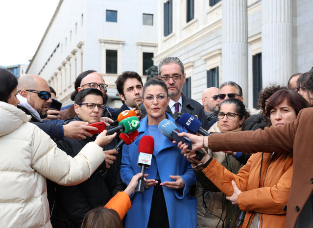 La abogada del Estado y exdiputada de Vox Macarena Olona ofrece declaraciones a los medios a las puertas del Congreso