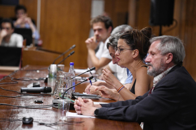 Archivo - La diputada en el Parlamento Europeo por IU, Sira Rego, y el exeurodiputado  Willy Meyer (d); durante la ‘Cumbre por la Paz: OTAN no’, en el Auditorio Marcelino Camacho de Comisiones Obreras de Madrid, a 24 de junio de 2022, en Madrid (España).