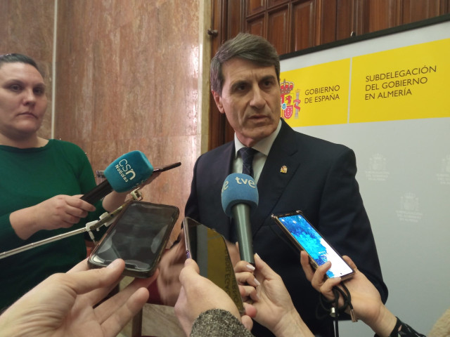 El delegado de Gobierno en Andalucía, Pedro Fernández, atiende a los medios de comunicación en Almería.