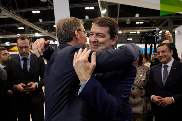 El presidente de la Junta de Castilla y León, Alfonso Fernández Mañueco (d), y el líder del PP, Alberto Núñez Feijóo (i), se saludan en la tercera jornada de la Feria Internacional de Turismo, Fitur 2023, en IFEMA Madrid, a 20 de enero de 2023, en Madrid
