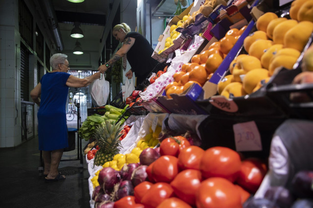Archivo - Un puesto de frutas y verduras de un mercado de abasto