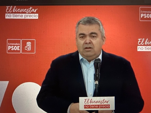 El secretario de Organización del PSOE, Santos Cerdán, en rueda de prensa en Mérida.