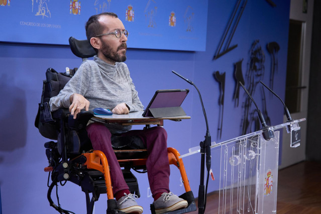 Archivo - El portavoz de Unidas Podemos en el Congreso de los Diputados, Pablo Echenique, durante una rueda de prensa, en el Congreso de los Diputados, a 9 de diciembre de 2022, en Madrid (España).