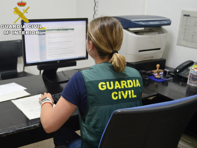 Archivo - Una agente de la Guardia Civil con un ordenador