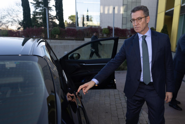 El líder del Partido Popular, Alberto Núñez Feijóo, a su salida del Foro ABC en la sede del periódico, a 10 de enero de 2023, en Madrid (España).