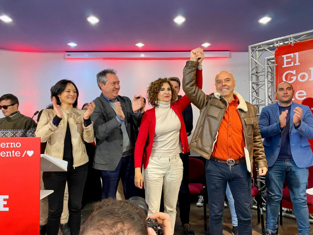 La vicesecretaria general del PSOE y ministra de Hacienda, María Jesús Montero, levanta el brazo del candidato socialista a la Alcaldía de Córdoba, Antonio Hurtado, en el acto de presentación de su candidatura.