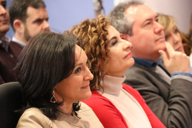 La secretaria general del PSOE cordobés, Rafi Crespín; la vicesecretaria general del PSOE y ministra de Hacienda, María Jesús Montero, y el secretario general del PSOE-A, Juan Espadas, en un acto en Córdoba.