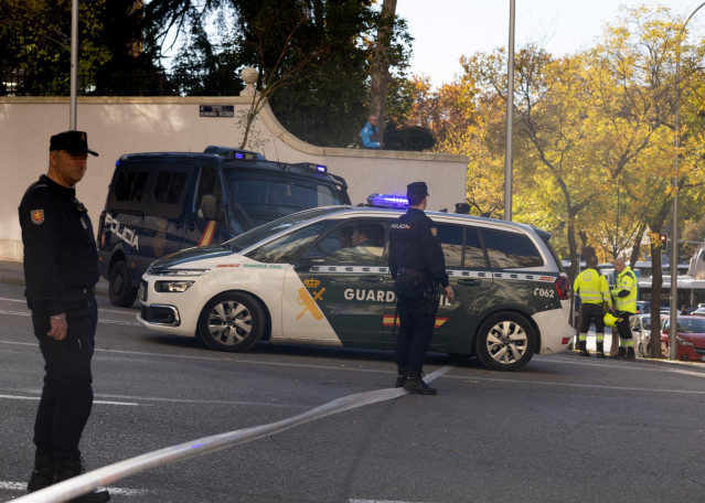 Archivo - Agentes de Policía y bomberos en la Embajada de EEUU en Madrid donde se ha recibido un paquete bomba