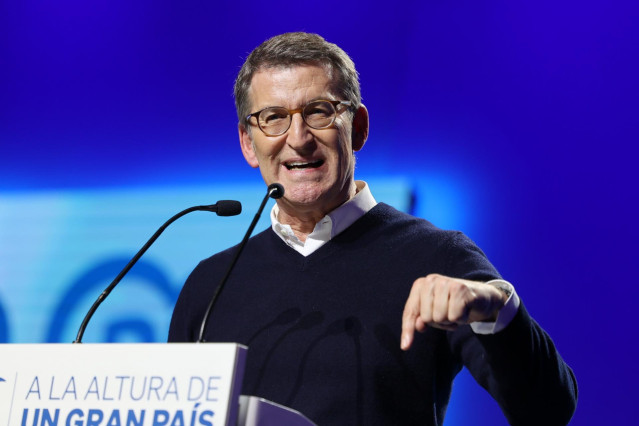 El presidente del PP nacional, Alberto Núñez Feijóo, interviene durante el acto de presentación de candidatos autonómicos del Partido Popular a las elecciones autonómicas del 28M, a 14 de enero de 2023, en Zaragoza, Aragón, (España).