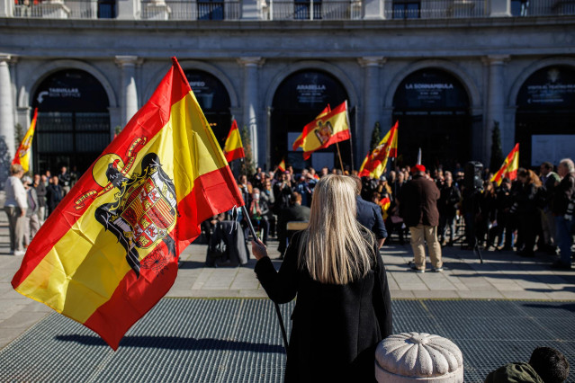 Archivo - Varias personas, con banderas de España con el águila de San Juan, asisten a un acto organizado por el Movimiento Católico español (MCE)  en memoria de Francisco Franco y José Antonio Primo de Rivera a 20 de noviembre de 2022, en Madrid (España)