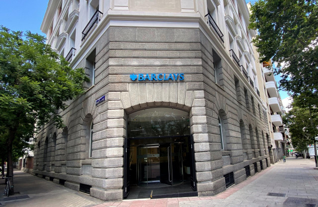 Archivo - Fachada de una oficina de la entidad financiera Barclays ubicada en la calle José Abascal, 51, en Madrid (España), a 16 de junio de 2020.