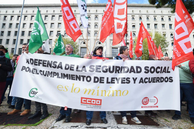 Archivo - Concentración de los sindicatos en Madrid el pasado 18 de noviembre por la falta de personal en la Seguridad Social