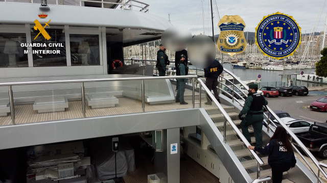 Archivo - Agentes de la Guardia Civil y del FBI durante el registro en el interior del yate ruso 'Tango'.