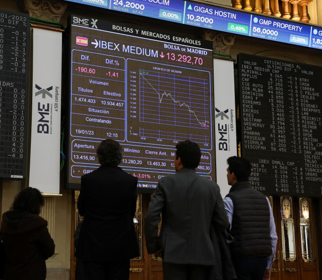Un panel del Ibex 35 en el Palacio de la Bolsa, a 19 de enero de 2023, en Madrid (España). El Ibex 35 cotizaba en la media sesión con una caída del 1,44% y todos sus valores en rojo, lo que le llevaba a situarse en los 8.804,8 enteros, en una jornada en l