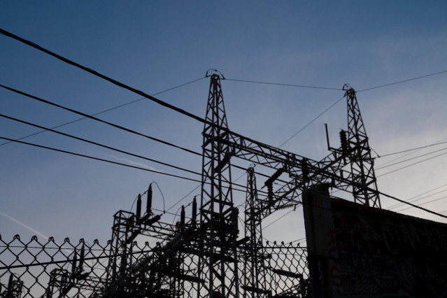 Tendido eléctrico, a 31 de diciembre de 2022, en Barcelona, Cataluña (España).