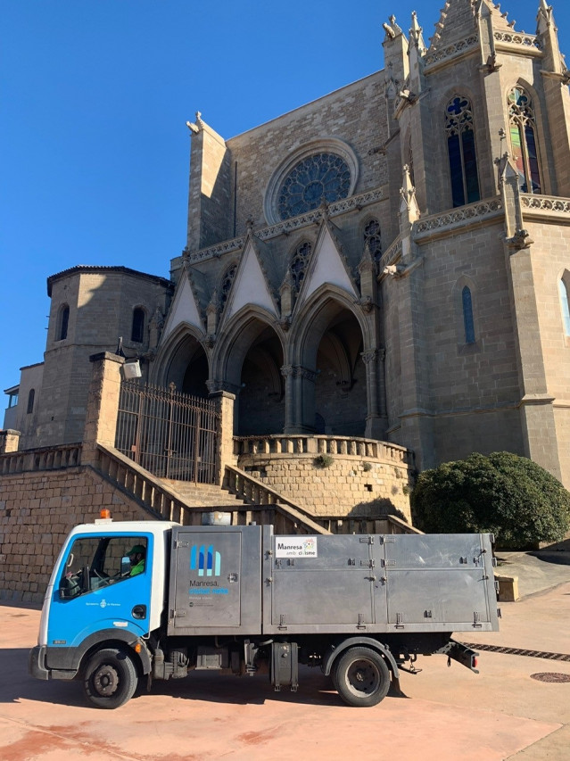 Uno de los vehículos con los que FCC presta los servicios de recogida de residuos y limpieza en Manresa (Barcelona)